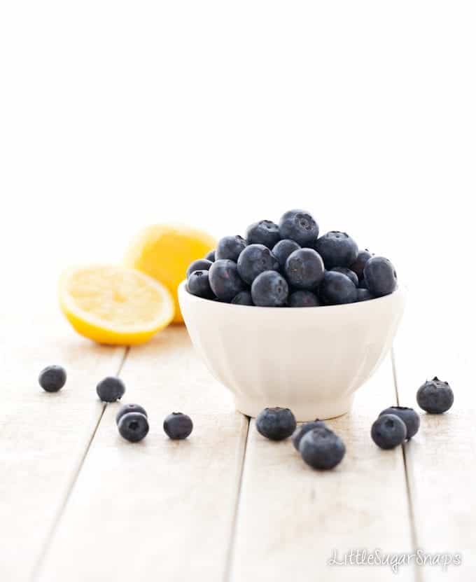 A bowl of fresh blueberries