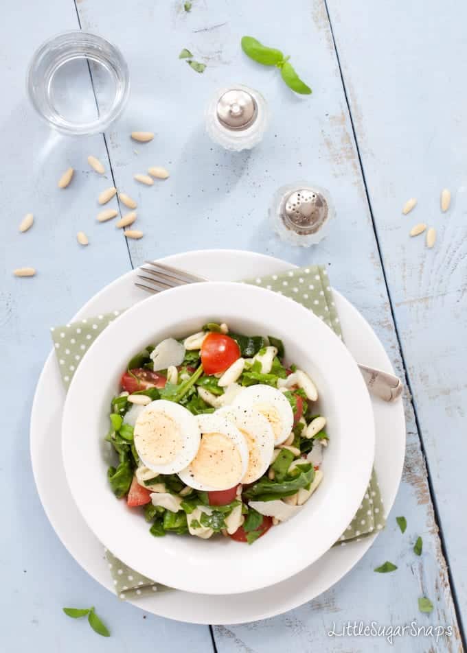 Pasta Salad with spinach, tomato and egg