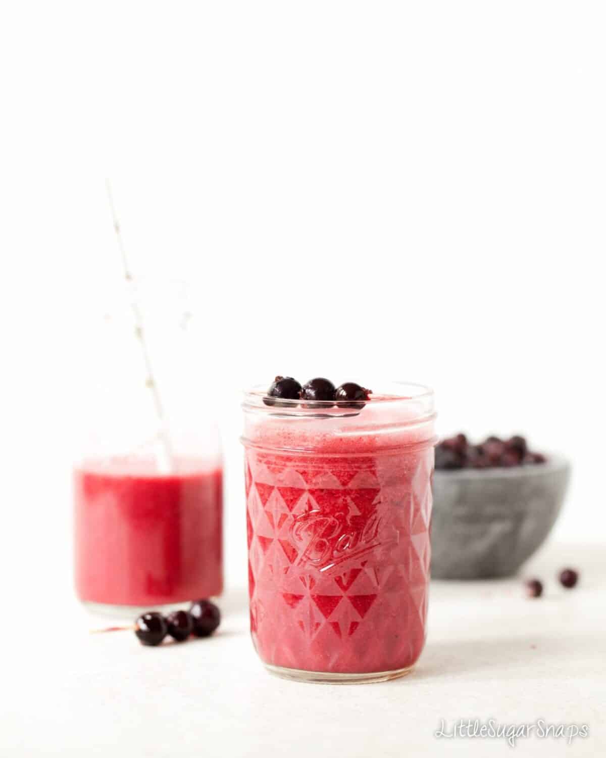A Blackcurrant Smoothie in a jam jar glass.