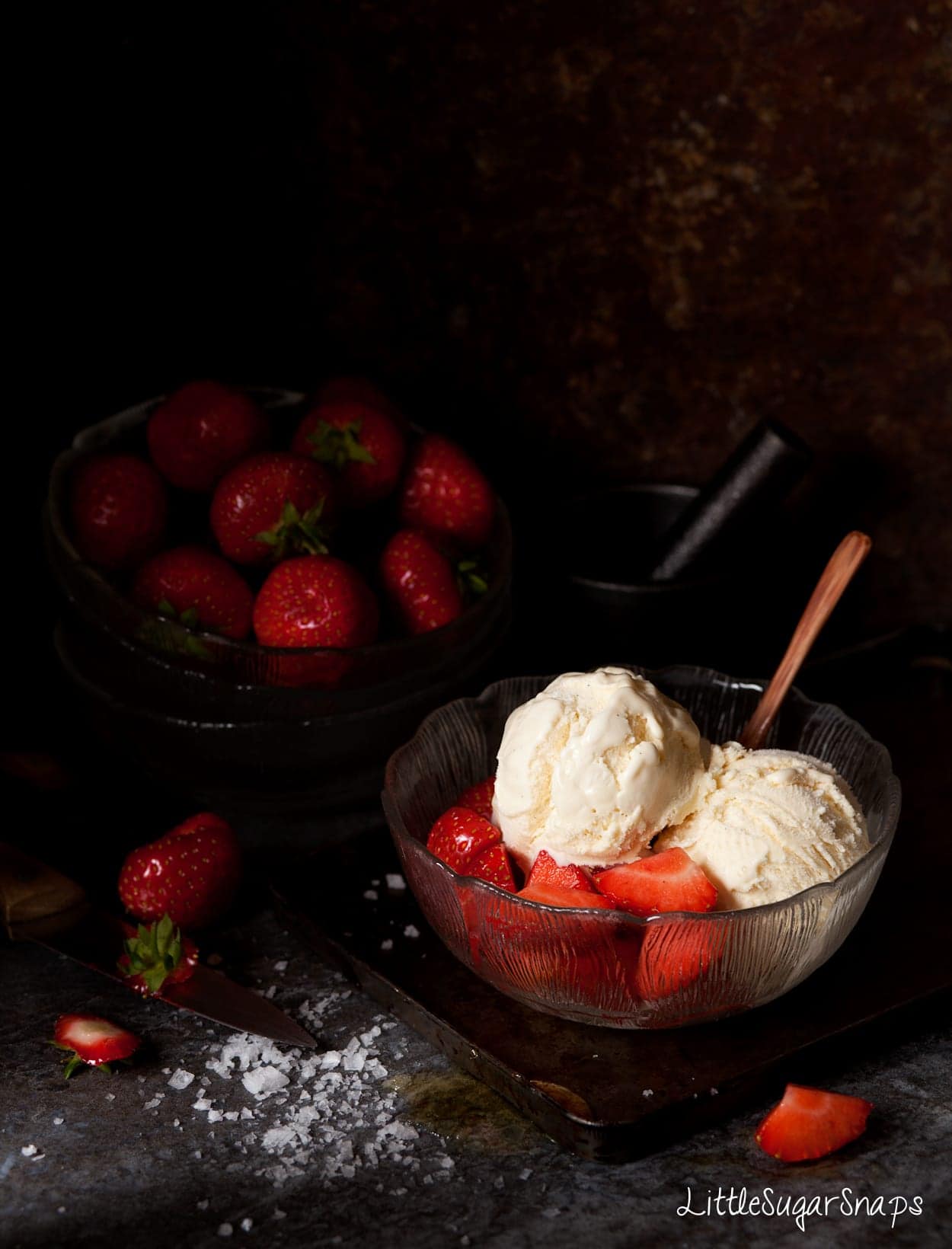 Fresh strawberries and honey Ice Cream in a bowl