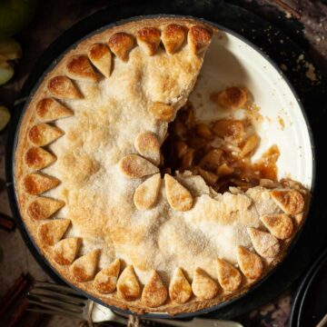 Featured image for vegan apple pie with cinnamon spice