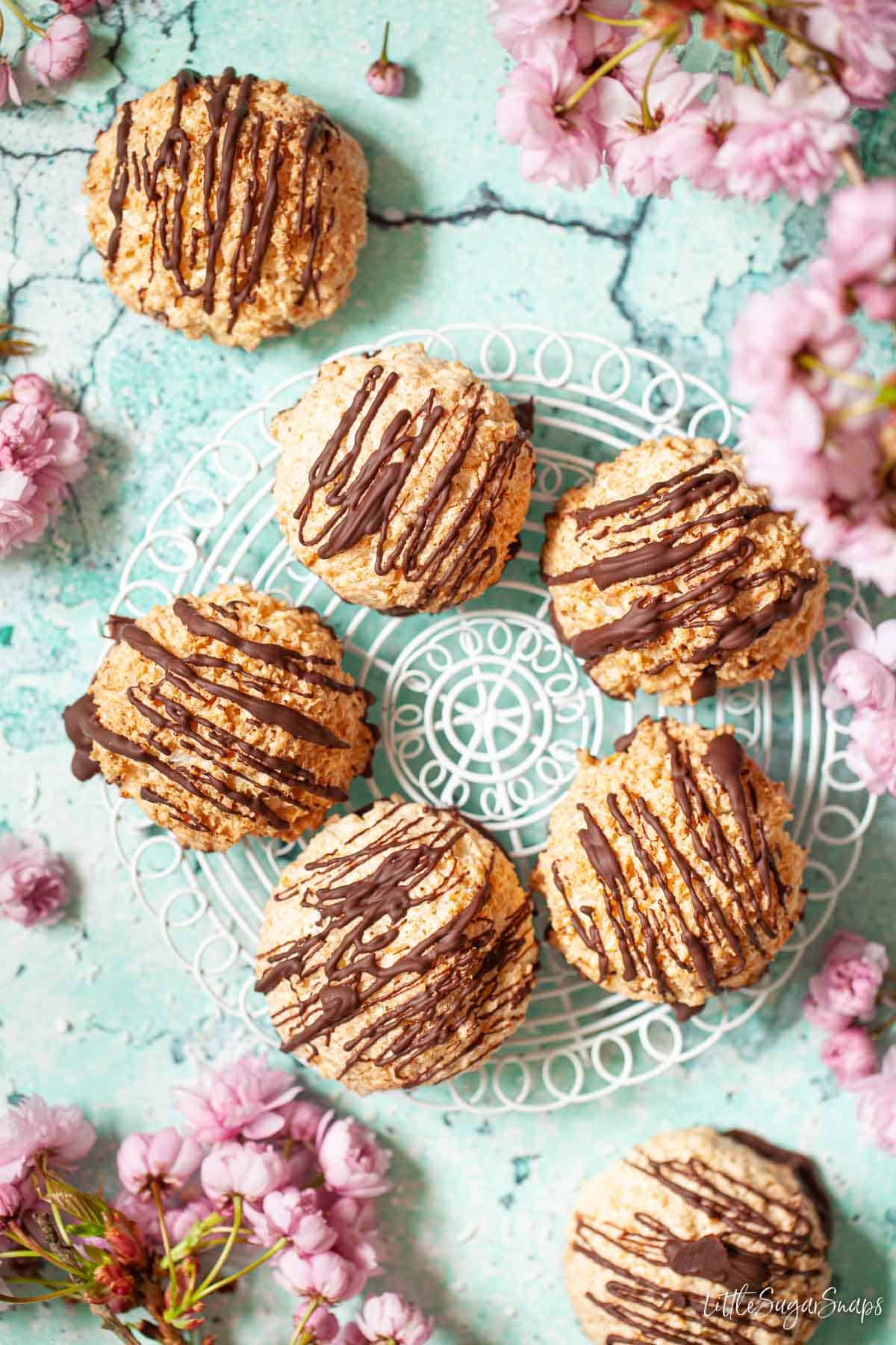 Overhead view of rochers coco on a wire rack with pink flowers nearby