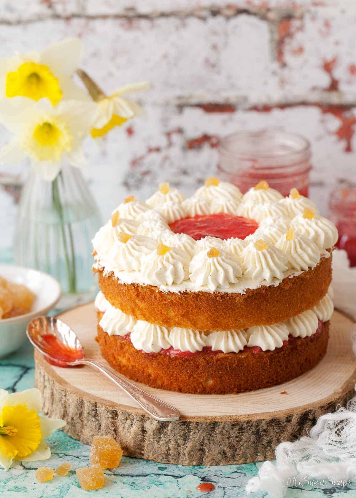 A vanilla sponge cake filled with jam and cream.