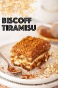 Labelled image of a slice of speculaas tiramisu on a plate.