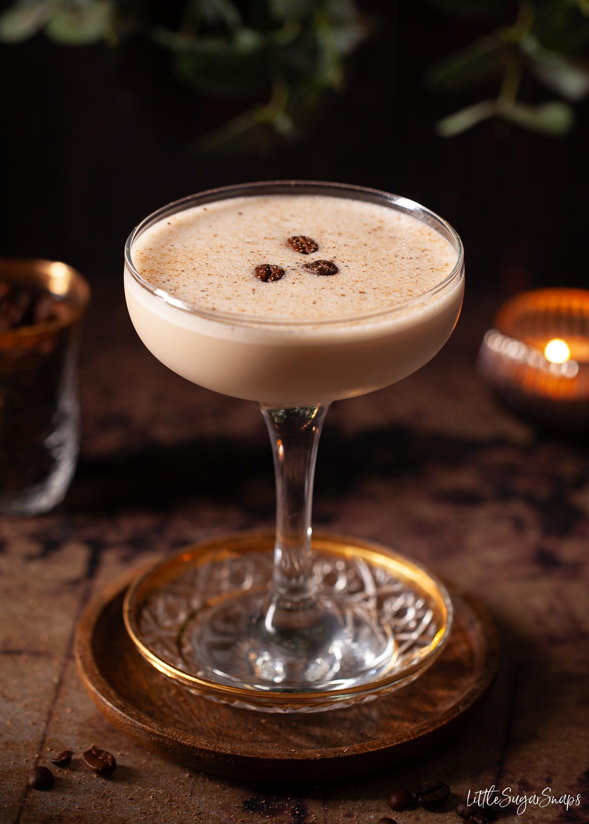 A creamy coffee Alexander cocktail with nutmeg and coffee bean garnish.