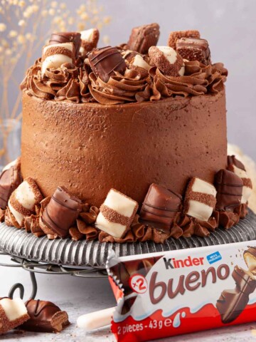 Kinder Bueno cake with chocolate hazelnut buttercream and a wrapped chocolate bar.