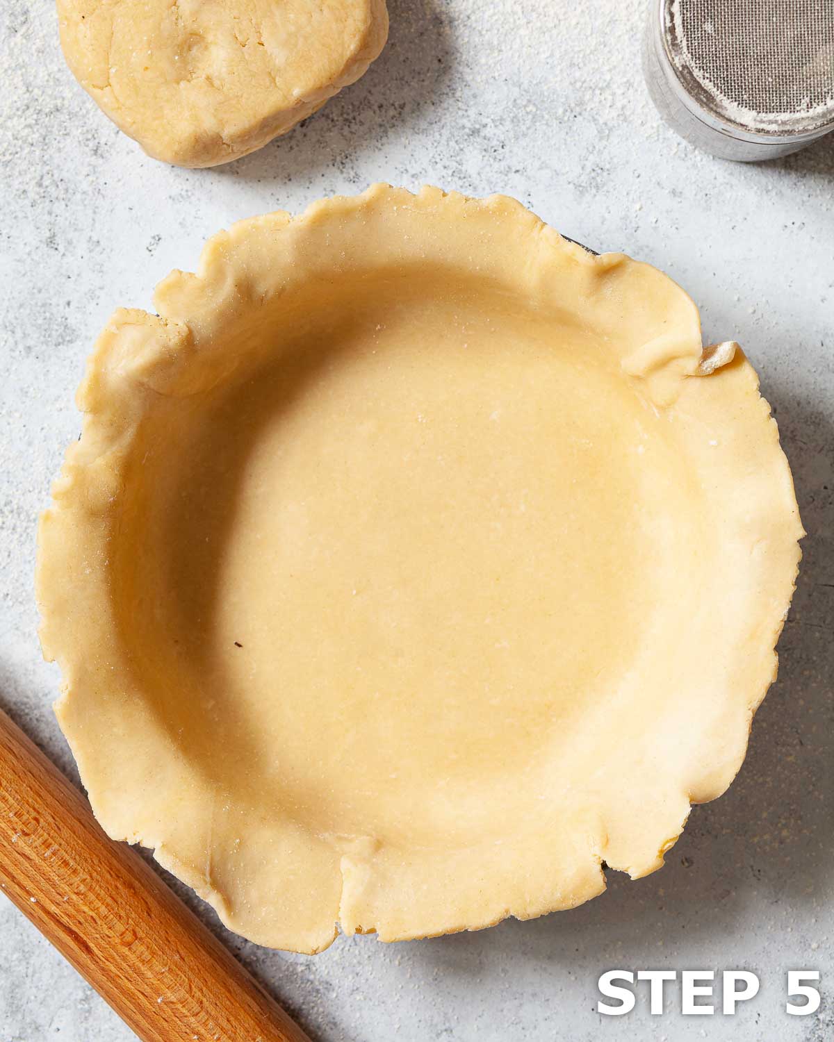 Shortcrust pastry rolled out and used to line a pie tin.